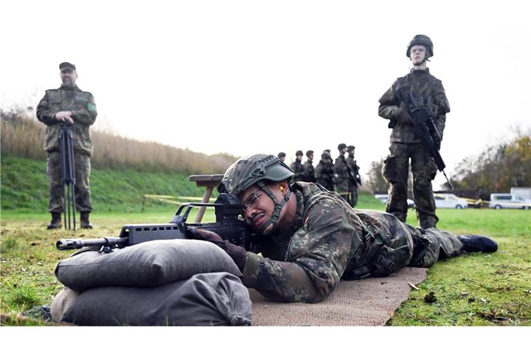 Die Bundeswehr will jungen Menschen von Mitte Januar die ersten Fragebögen zum neuen Wehrdienst zuschicken (Archivfoto).