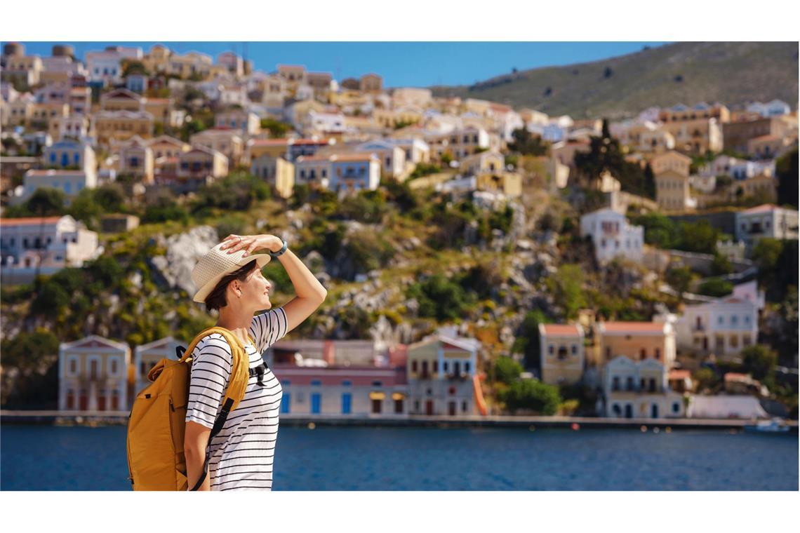 Kosten griechische Inseln bald Eintritt? Die bunten Häuser am Hafen der kleinen Insel Symi sind ein beliebtes Fotomotiv.