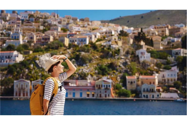 Die bunten Häuser am Hafen der kleinen Insel Symi sind ein beliebtes Fotomotiv.