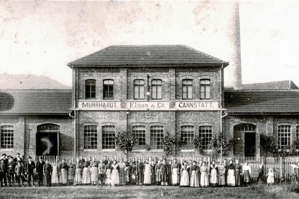 Fritz Elsas: ein Leben für Freiheit und Demokratie Die Buntweberei der Familie Elsas in Cannstatt hatte auch ein Zweigwerk in Murrhardt. Die Aufnahme zeigt das Gebäude um 1900 mit der Belegschaft, zu der viele Frauen gehörten, sowie mit der Geschäftsleitung und Webmeistern (links). Foto: Archiv Carl-Schweizer-Museum