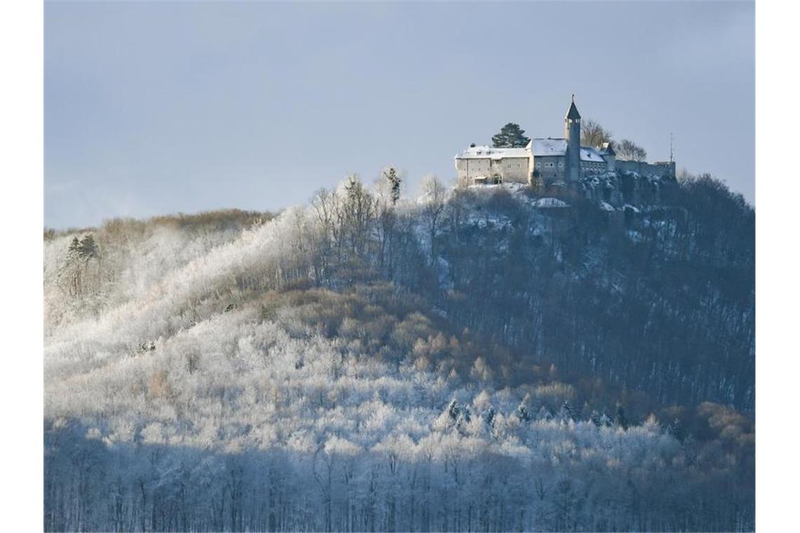 Die Burg Teck ist mit einer dünnen Schneeschicht bedeckt. Foto: Tom Weller/dpa