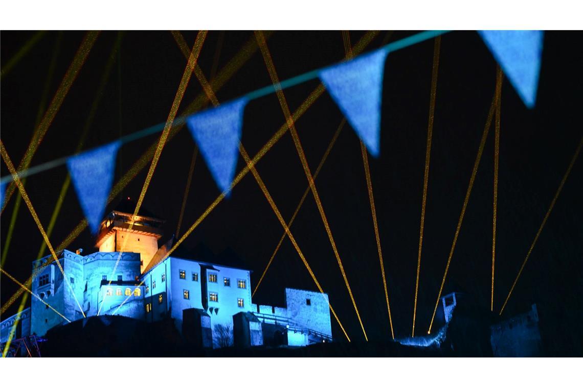 Die Burg Trenčín ist während des Eröffnungswochenendes der Kulturhauptstadt Europas Trenčín 2026 farbig beleuchtet.