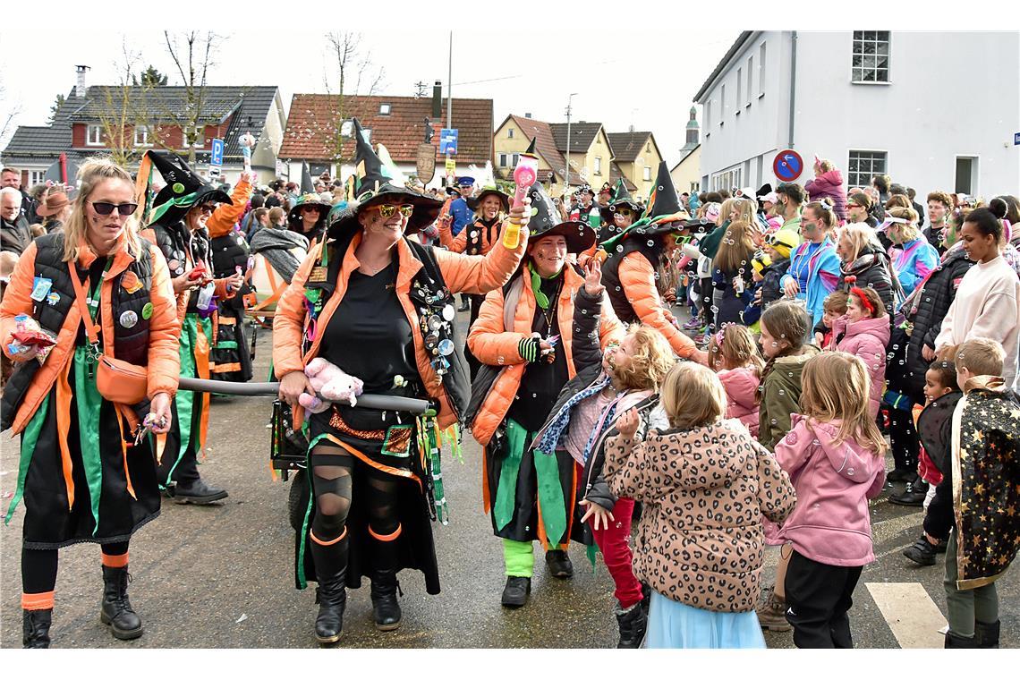 Die Burgstuhlhexen aus Göggingen begeistern die Kids mit ihren Seifenblasen-Pist...