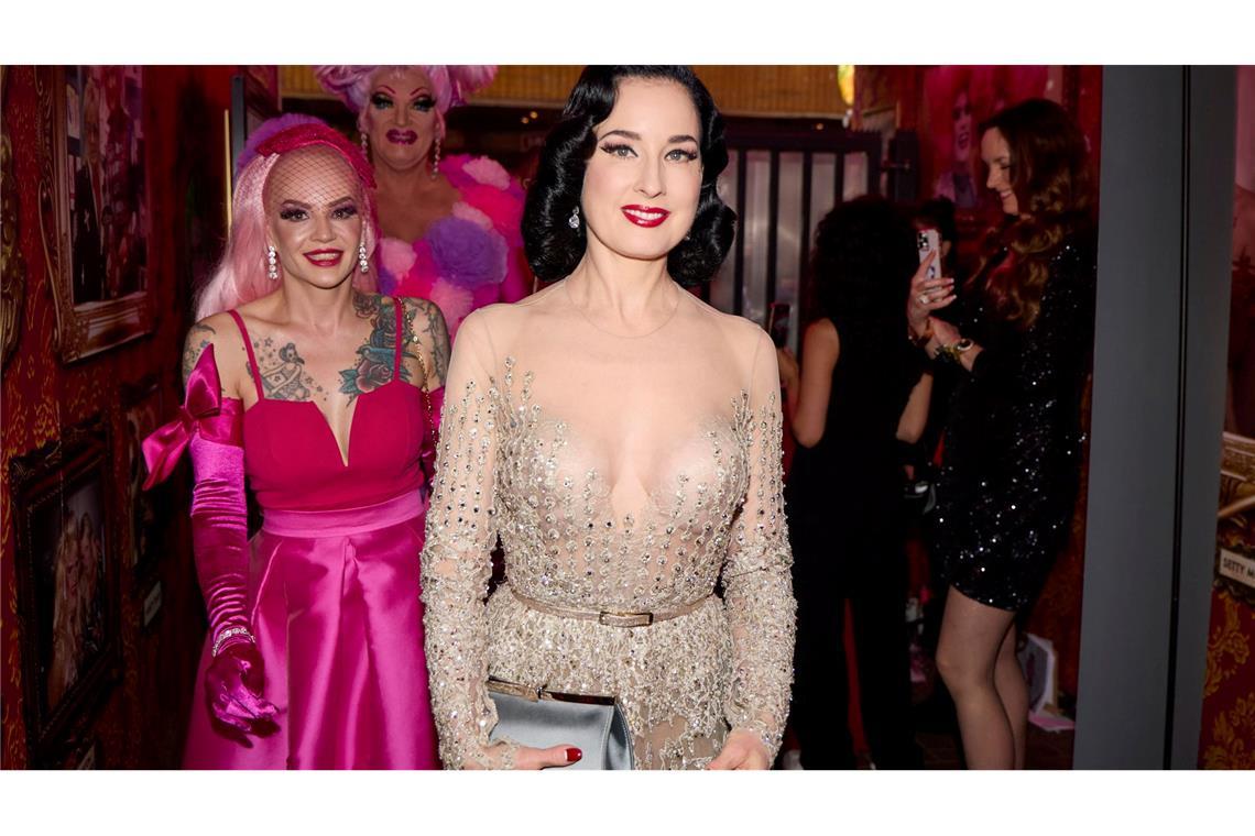 Die Burlesque-Künstlerinnen Belle la Donna (l) und Dita von Teese (r), sowie Dragqueen Olivia Jones (im Hintergrund) kommen zur Eröffnung eines Burlesque-Festivals in Hamburg.