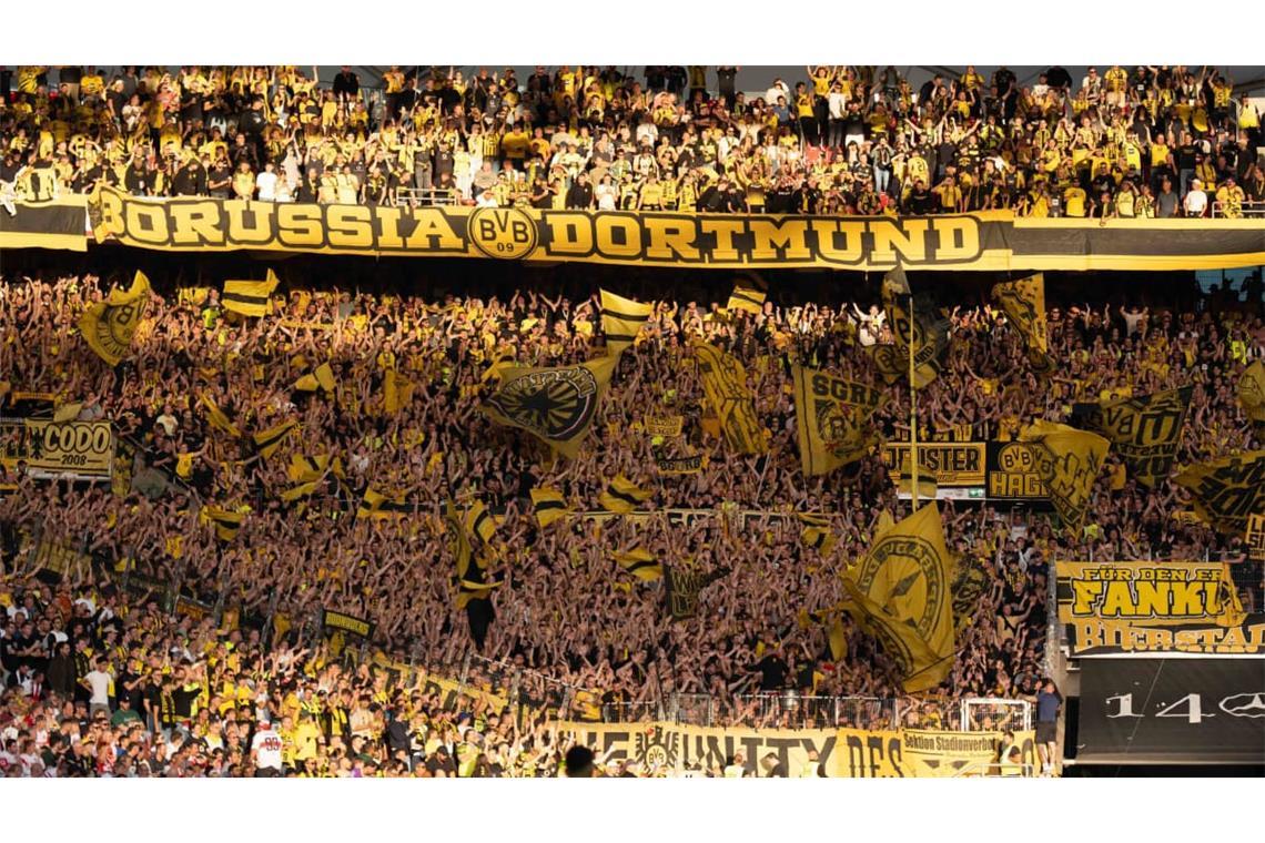 Die BVB-Fans waren mit zahlreichen Fahnen nach Stuttgart gereist und sorgten im Gästeblock für Stimmung. An die großflächige Choreografie der VfB-Fans kamen sie damit allerdings nicht heran.