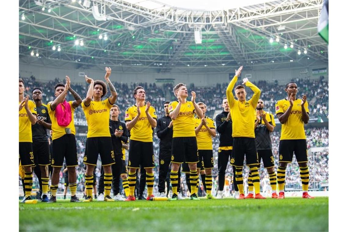 „Wieder angreifen“: BVB auch ohne Meisterwunder kämpferisch Die BVB-Profis verabschieden sich als Vize-Meister von ihnren Fans in Gladbach. Foto: Guido Kirchner
