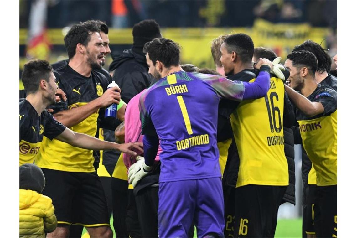Sternstunde statt Lehrstunde: BVB bereit für Bayern Die BVB-Spieler feiern das 3:2 gegen Inter Mailand. Foto: Bernd Thissen/dpa