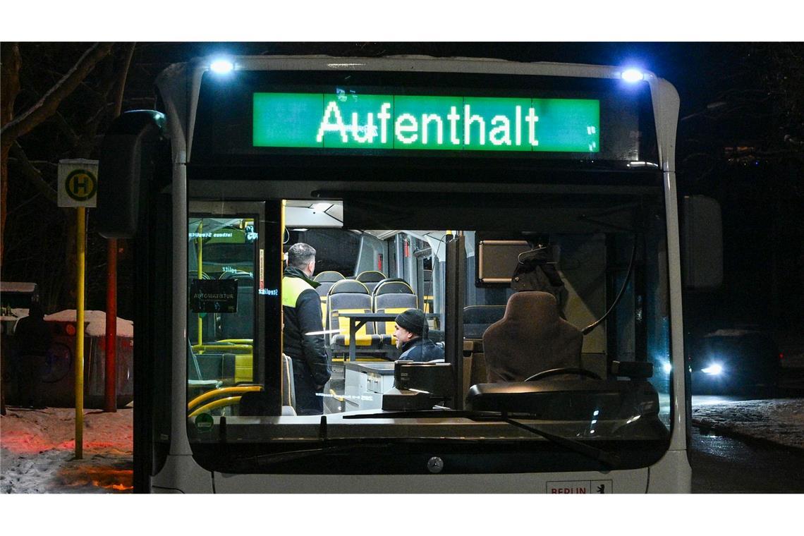 Die BVG stellt an einigen Endhaltestellen, wie hier in Zehlendorf, Busse für den Aufenthalt zur Verfügung.