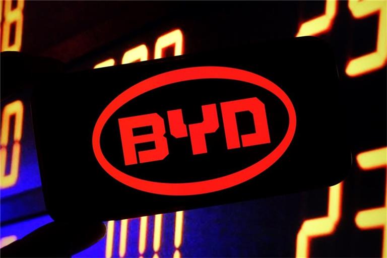 Die BYD-Aktie ist am Montag um 8 Prozent gefallen und notiert nun bei 10 Euro. Erfahren Sie, welche Faktoren den Kursrückgang ausgelöst haben.