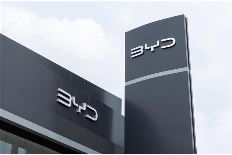 Die BYD-Aktie verliert rund 66 % an Wert, doch was steckt dahinter? Preiskrieg in China, schwache Nachfrage, Ermittlungen und Bonusaktien im Überblick.
