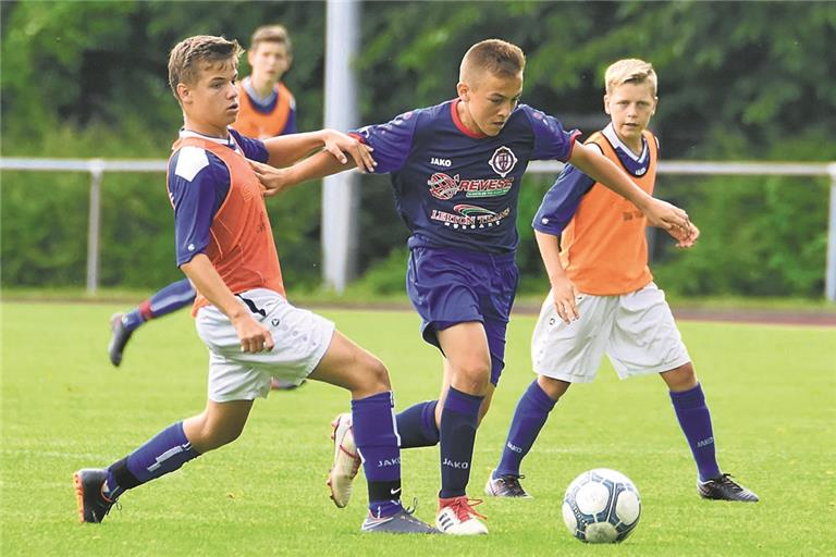 Die C-Jugend-Fußballer des Nyíregyháza Spartacus FC (blaue Trikots) wollen beim Turnier des FC Viktoria Backnang den Sieg von 2018 wiederholen. Foto: T. Sellmaier