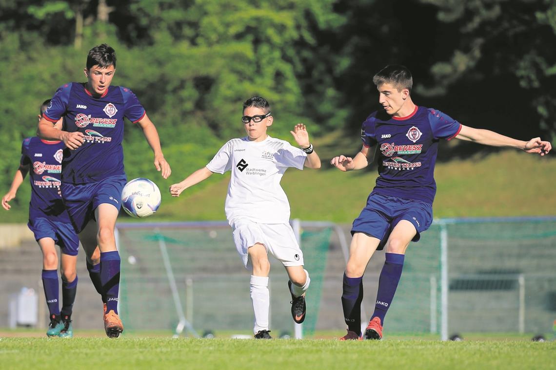 Belgier und Ungarn vorne Die C-Jugendlichen des Nyíregyháza Spartacus FC (blaue Trikots) siegen in Backnang.Foto: A. Becher