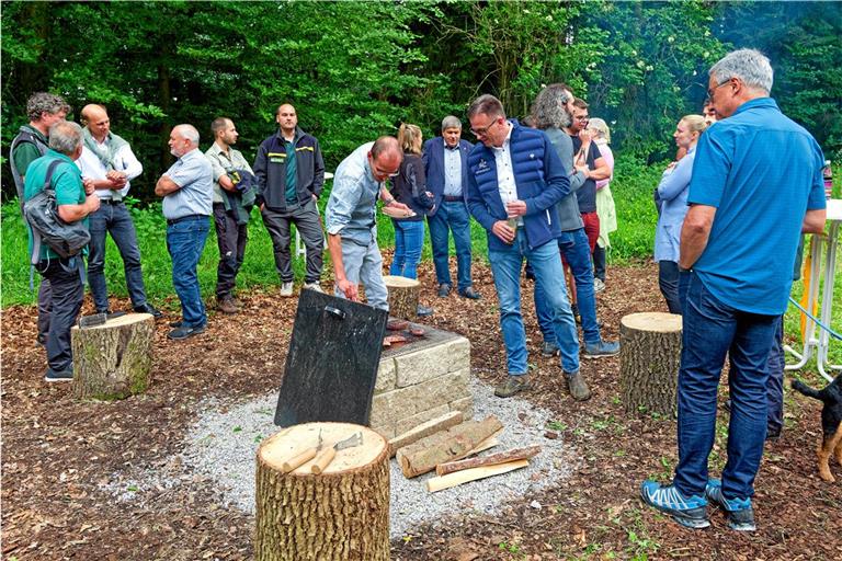 Die Camps warten unter anderem mit Brennholzlagern und Feuerstellen auf. Foto: Wolfgang Pfister