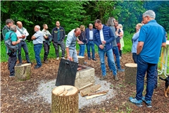 Die Camps warten unter anderem mit Brennholzlagern und Feuerstellen auf. Foto: Wolfgang Pfister
