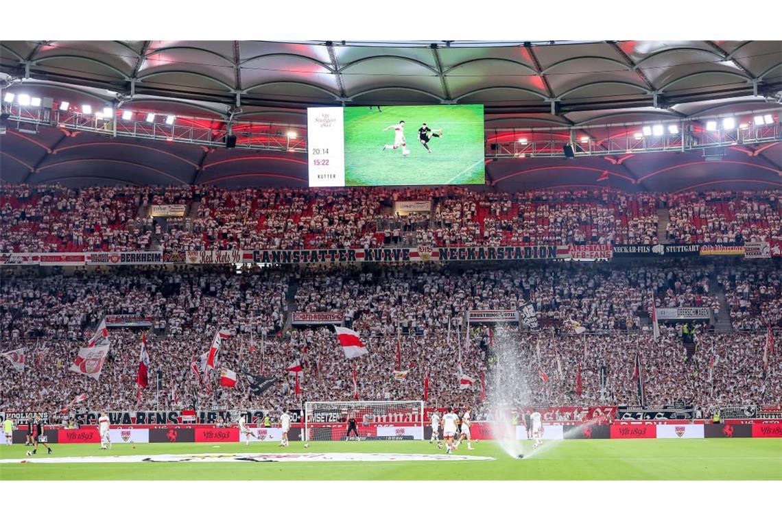 Die Cannstatter Kurve in ihrer ganzen Pracht. An ihrem unteren Ende sind im Zaunfahnenbereich diverse Veränderungen feststellbar.