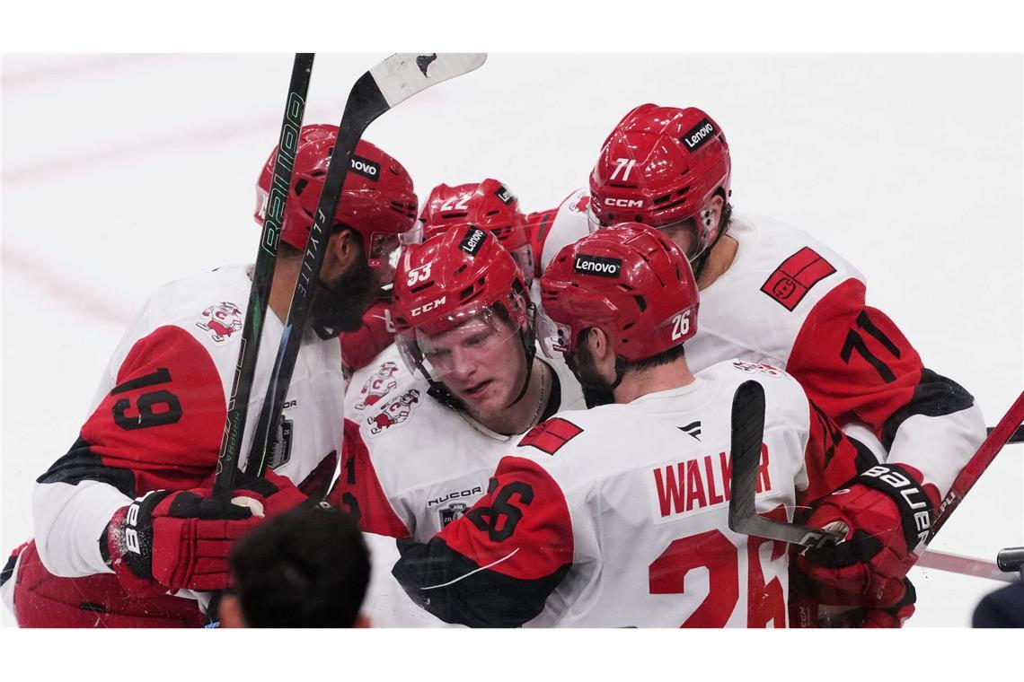 Die Carolina Hurricanes haben zum zweiten Mal den Stanley Cup gewonnen.