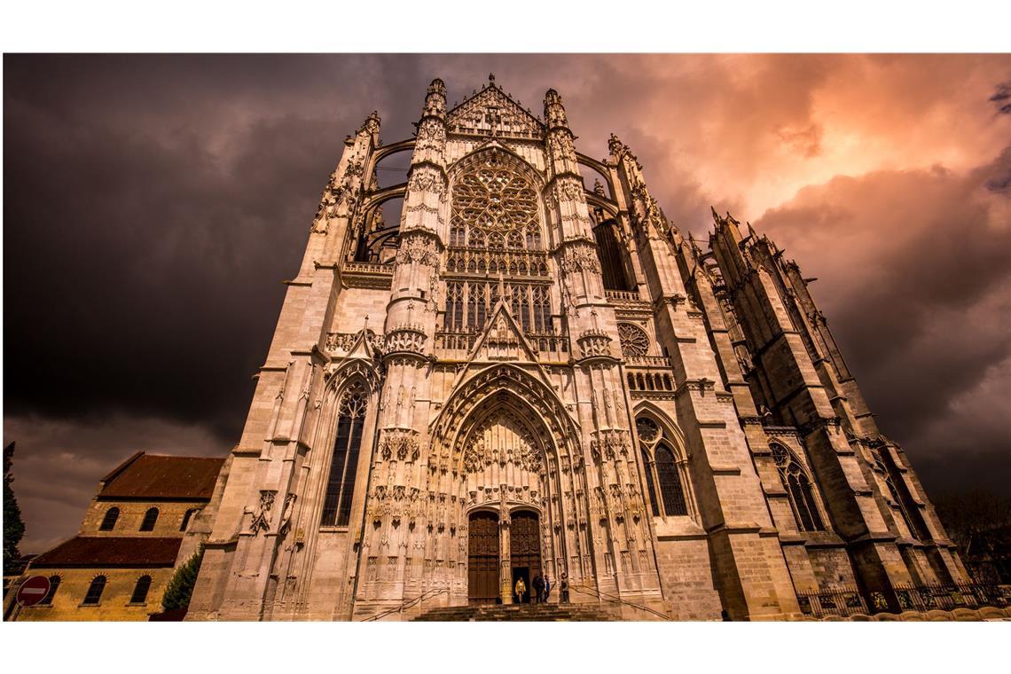 Kathedrale von Beauvais: Der Turm zu Babel des Mittelalters stürzt ein Die Cathédrale Saint-Pierre de Beauvaisist Bischofskirche für das Bistum Beauvais. Sie zählt zu den bedeutendsten Kirchenbauten der Gotik in Frankreich und ist das ehrgeizigste Kathedralprojekt des Mittelalters