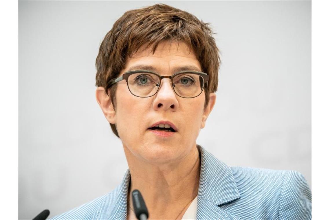 Die CDU-Bundesvorsitzende Annegret Kramp-Karrenbauer auf einer Pressekonferenz. Foto: Michael Kappeler/dpa