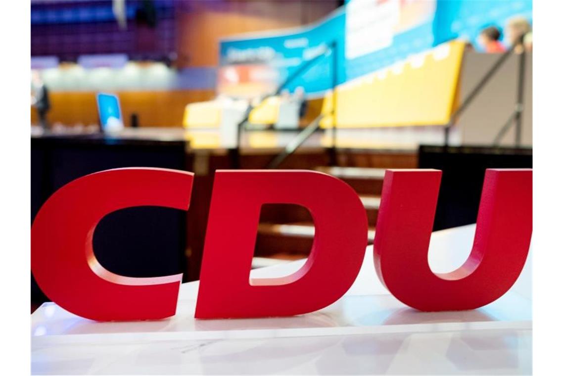 Die CDU erwägt einen Parteitag an mehreren Standorten und mit Videoschalten. Foto: Peter Steffen/dpa