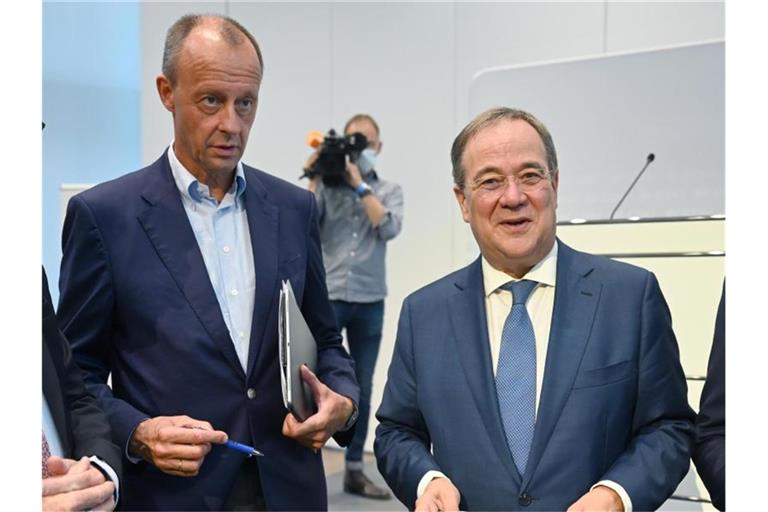Die CDU-Politiker Friedrich Merz (l) und Armin Laschet sprechen sich gegen Steuererhöhungen aus. Foto: Bernd Weißbrod/dpa
