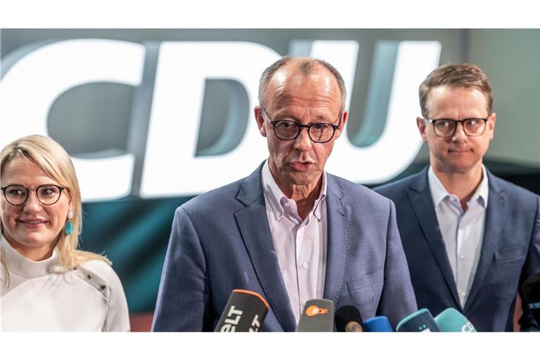 Die CDU stellt laut Koalitionsvertrag 7 der insgesamt 17 Ministerinnen und Minister, ebenso wie die SPD.