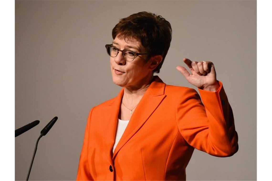 Kramp-Karrenbauer: Gegner in der CDU sollen offen antreten Die CDU-Vorsitzende und Bundesverteidigungsministerin Annegret Kramp-Karrenbauer fordert ihre innerparteilichen Gegner zu einer offenen Auseinandersetzung auf. Foto: Nicolas Armer/dpa