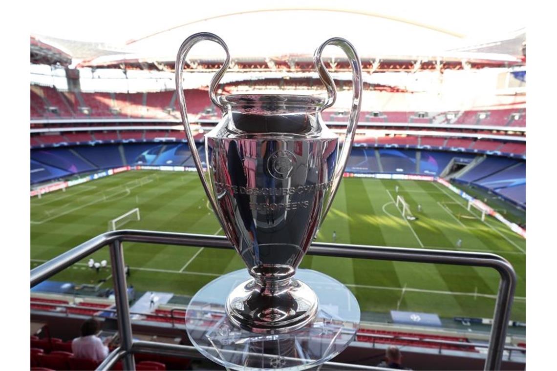 Die Champions-League-Trophäe steht während einer Trainingseinheit von PSG im Stadion. Foto: Manu Fernandez/Pool AP/dpa