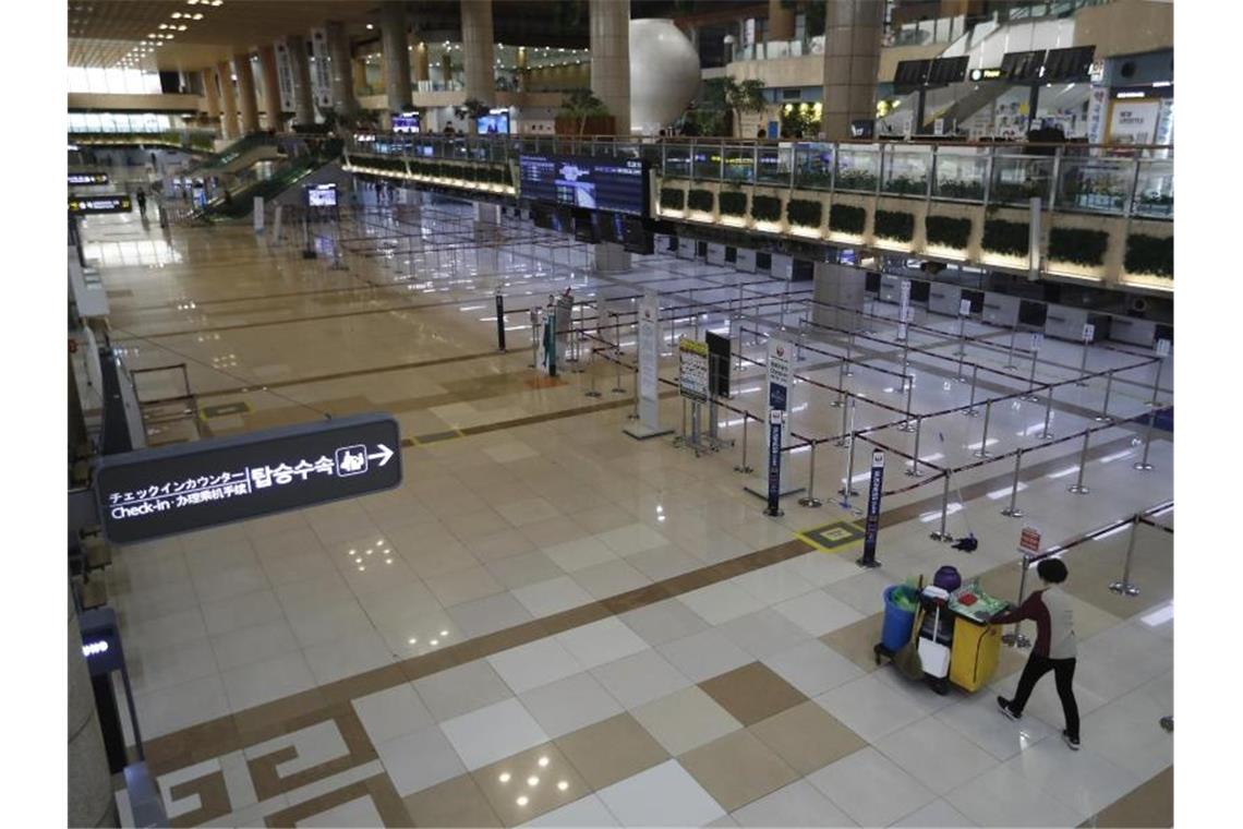 Die Check-in-Schalter der japanischen Fluggesellschaften am Gimpo-Flughafen sind menschenleer. Foto: Ahn Young-Joon/AP/dpa