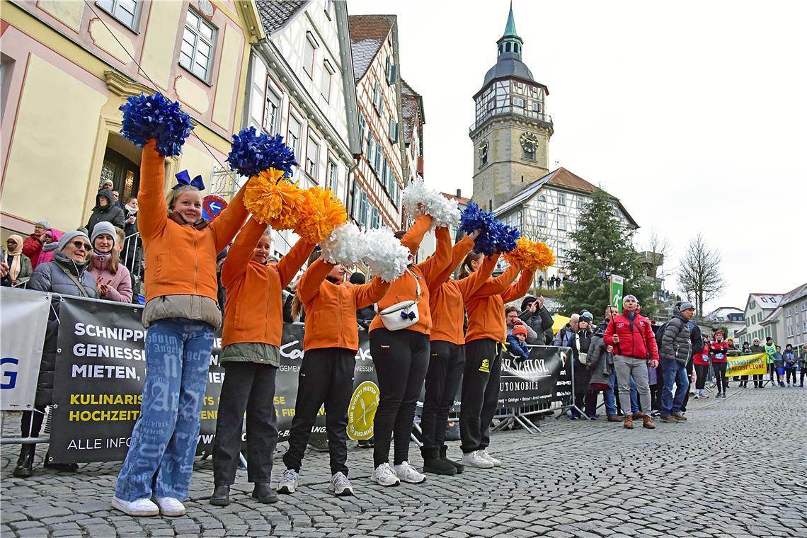 Die Cheerleader sorgen für Motivation und Stimmung.  Silvesterlauf in Backnang 2...
