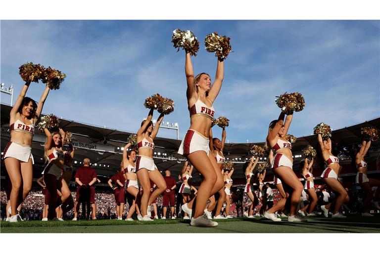 Die Cheerleader tanzen in der MHP Arena.