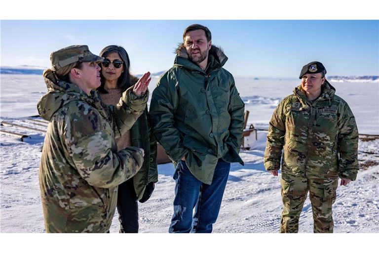 Die Chefin der US-Basis Pituffik auf Grönland, Susannah Meyers (links) bei dem Besuch von US-Vizepräsident JD Vance und seiner Frau Usha. (Archivbild)