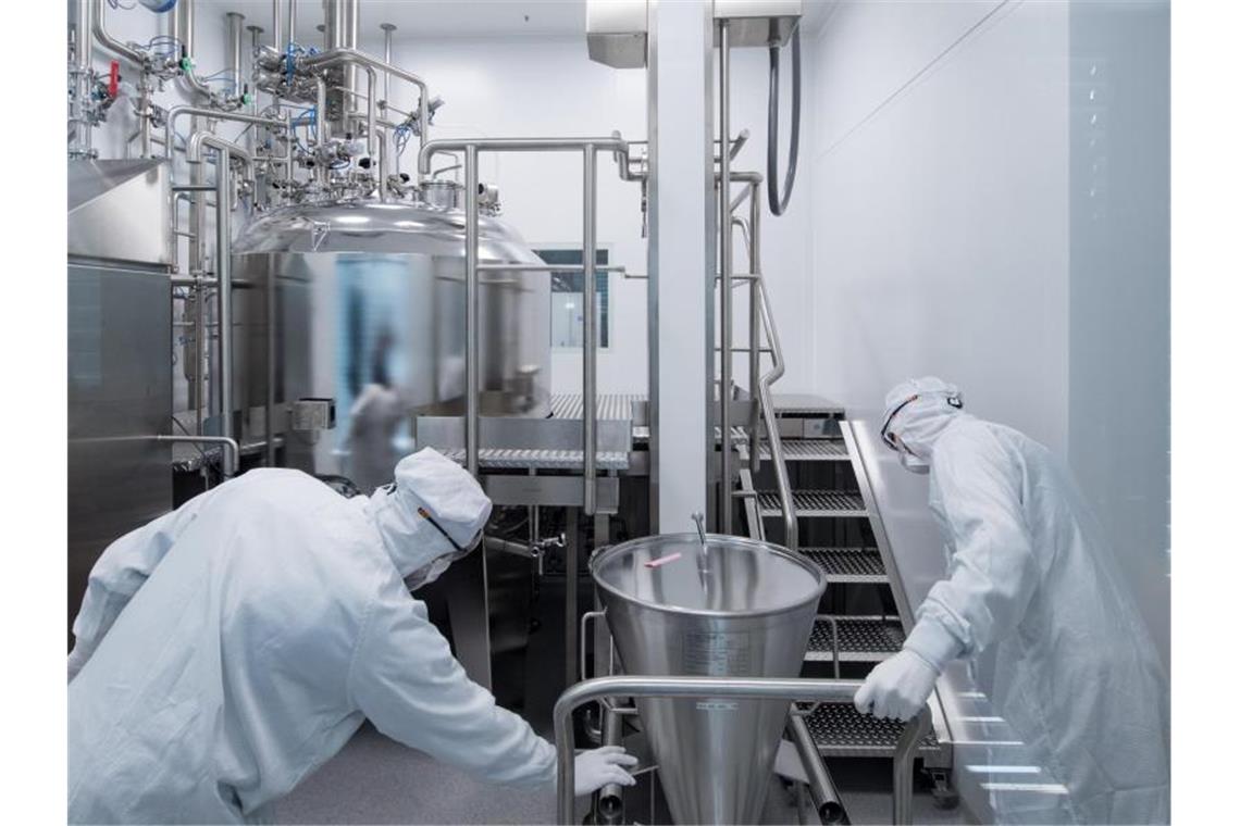 Die Chemie- und Pharmabranche strebt den ersten großen Flächentarifabschluss in Deutschland in diesem Jahr an. Foto: Hendrik Schmidt/dpa-Zentralbild/dpa