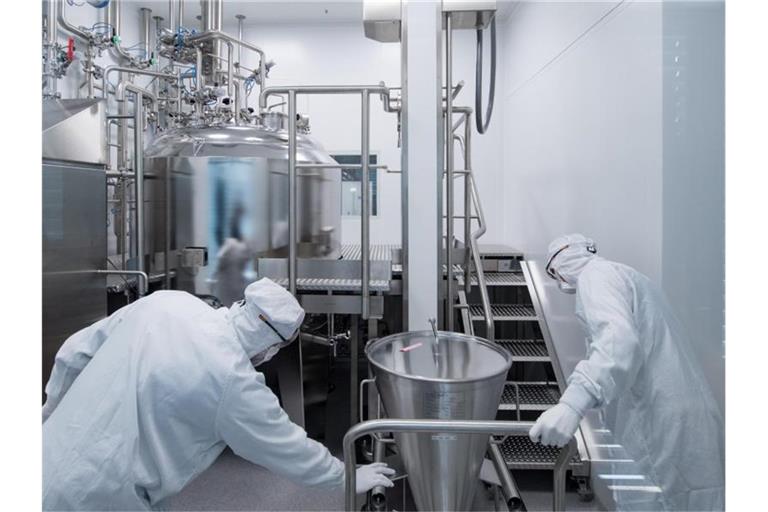 Die Chemie- und Pharmabranche strebt den ersten großen Flächentarifabschluss in Deutschland in diesem Jahr an. Foto: Hendrik Schmidt/dpa-Zentralbild/dpa