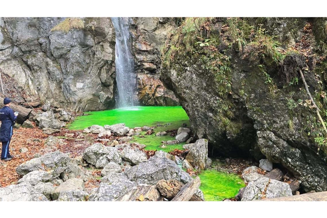 Die Chemikalie Uranin färbt Wasser leuchtend grün.