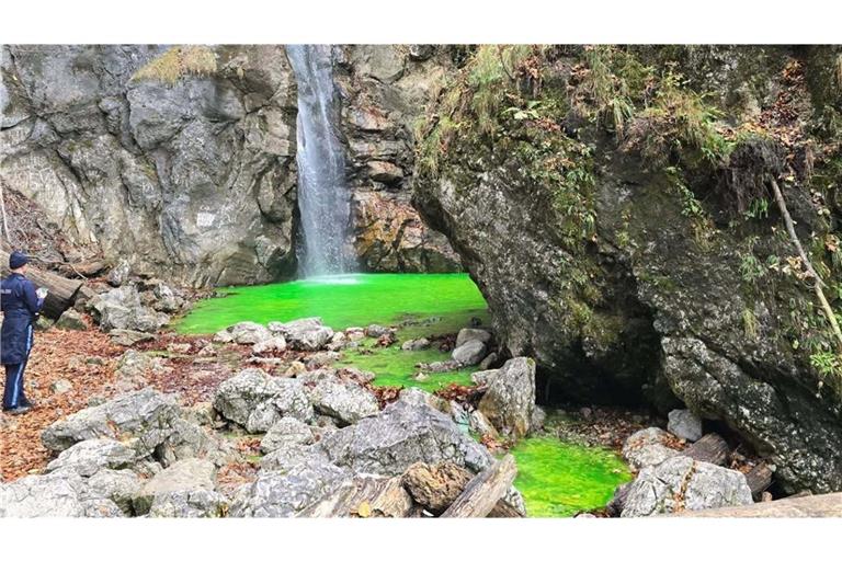 Die Chemikalie Uranin färbt Wasser leuchtend grün.