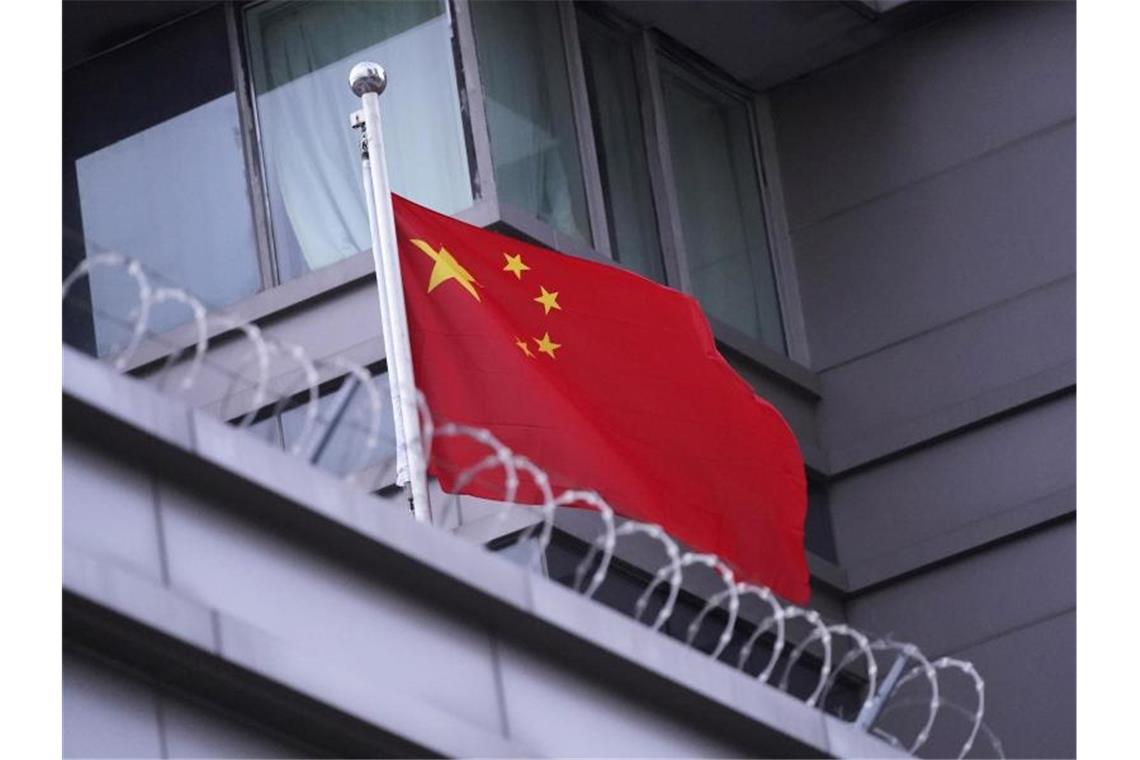 Die chinesiche Flagge weht auf dem Konsulat in Houston im US-Bundesstaat Texas. Foto: David J. Phillip/AP/dpa