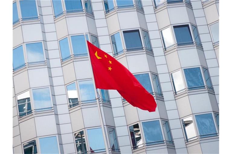 Die chinesische Fahne weht am Botschaftsgebäude der Volksrepublik China in Berlin. Foto: Alex Ehlers/zb/dpa