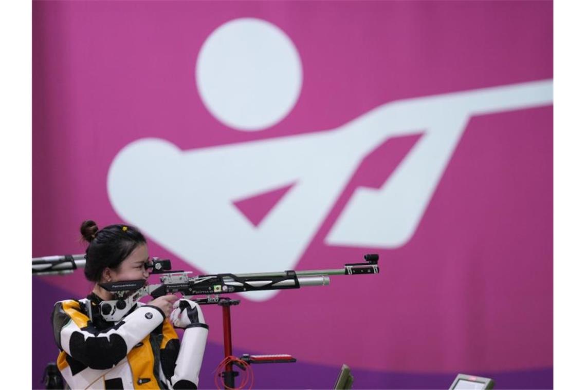 Die chinesische Schützin Qian Yang gewann die erste Goldmedaille bei den Olympischen Spielen in Tokio. Foto: Ju Huanzong/XinHua/dpa
