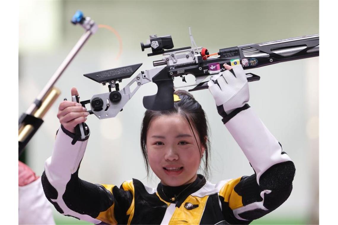 Die chinesische Schützin Qian Yang gewann die erste Goldmedaille bei den Olympischen Spielen in Tokio. Foto: Oliver Weiken/dpa