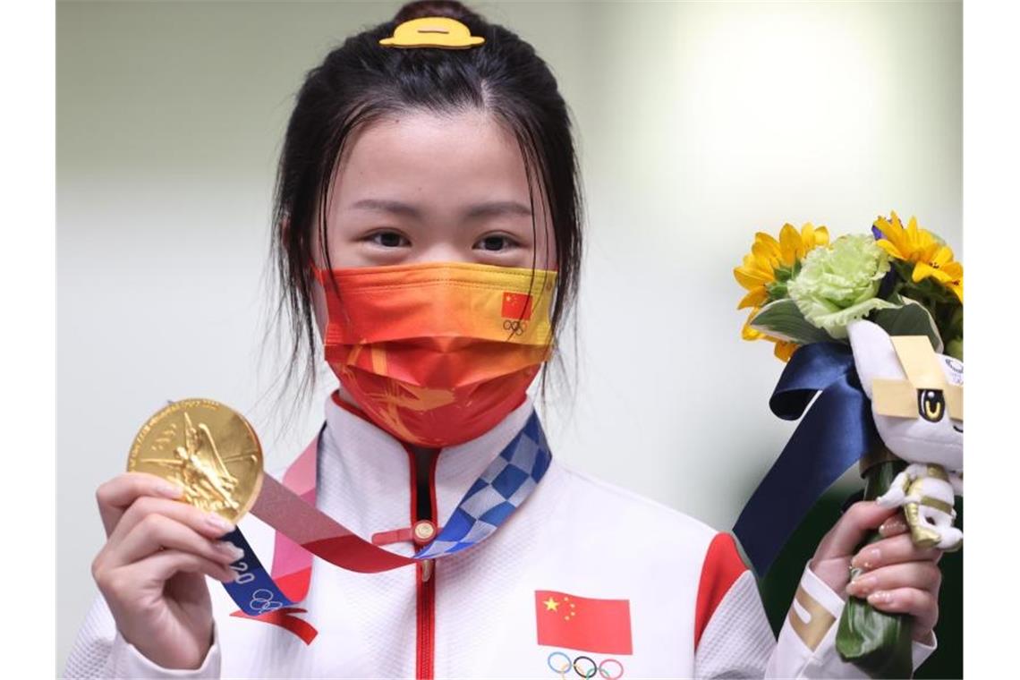Die chinesische Schützin Qian Yang ist die erste Siegerin bei den Olympischen Spielen in Tokio. Foto: Oliver Weiken/dpa