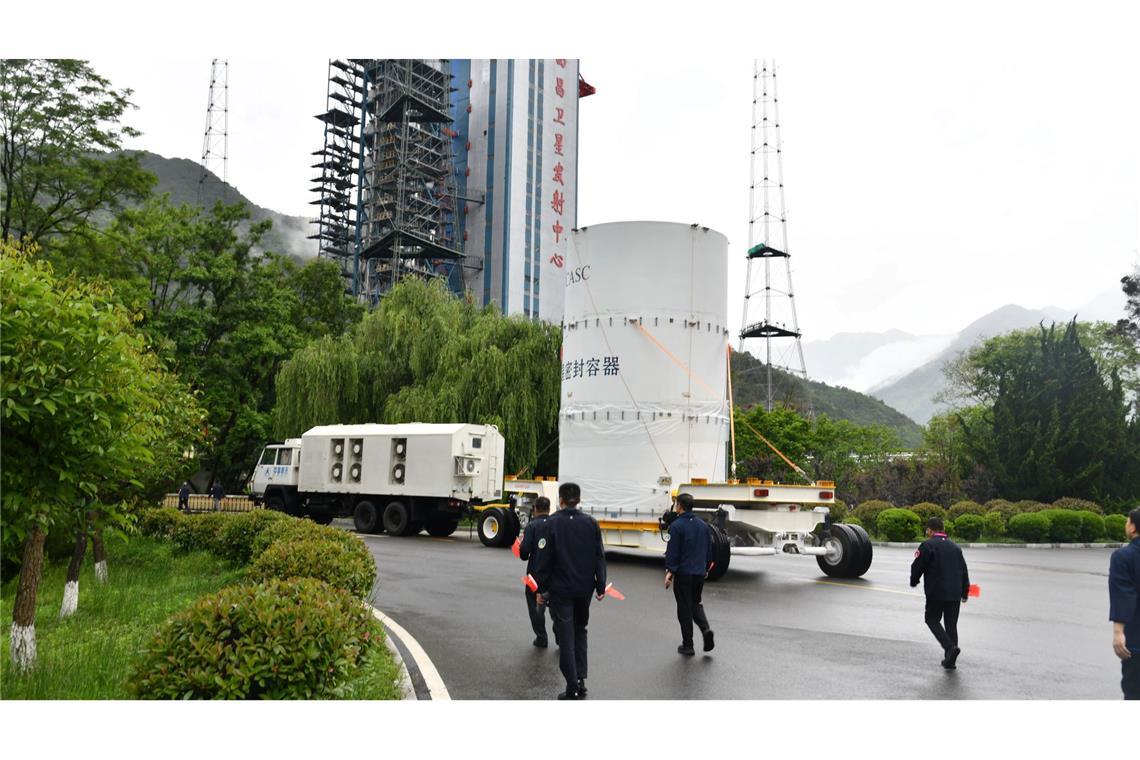 China will Proben von erdnahen Asteroiden nehmen Die chinesische Tianwen-2-Sonde in der südwestchinesischen Provinz Sichuan zu ihrem Startplatz transportiert.