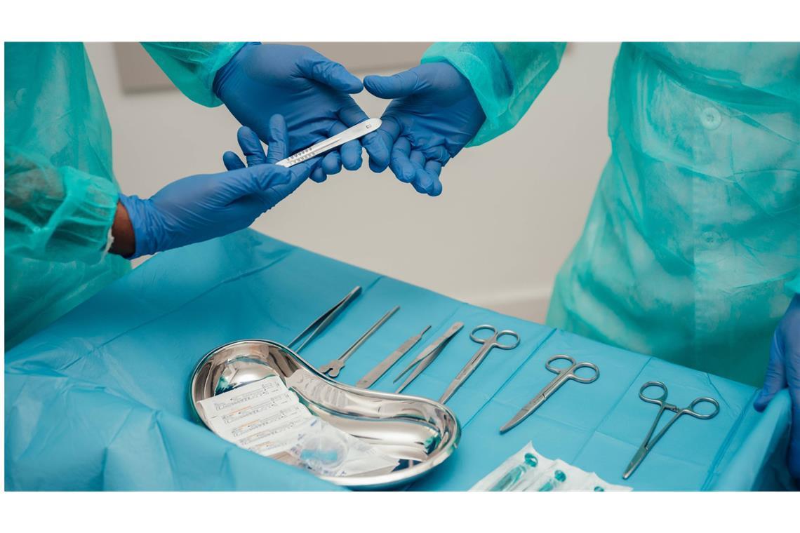 Chirurgen testen 1800 Jahre alte Operations-Anleitung Die Chirurgie ist jenes Teilgebiet der Medizin, das sich mit der operativen Behandlung von Krankheiten und Verletzungen beschäftigt. Einer der Wegbereiter der modernen Chirurgie war der antike Arzt Claudius Galenos von Pergamon.