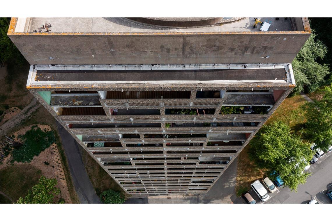 Die Cité Radieuse ist ein von Le Corbusier entworfenes Wohnhochhaus, das von 1947 bis 1952 gebaut wurde.Häufig wird das Gebäude auch als Unité d’Habitation, als Wohneinheit oder Wohnmaschine, bezeichnet, weil es  als Ideallösung für ein neues Bauen angesichts des Wohnungsmangels nach dem Zweiten Weltkrieg geplant wurde.