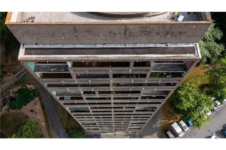 Die Cité Radieuse ist ein von Le Corbusier entworfenes Wohnhochhaus, das von 1947 bis 1952 gebaut wurde.Häufig wird das Gebäude auch als Unité d’Habitation, als Wohneinheit oder Wohnmaschine, bezeichnet, weil es  als Ideallösung für ein neues Bauen angesichts des Wohnungsmangels nach dem Zweiten Weltkrieg geplant wurde.