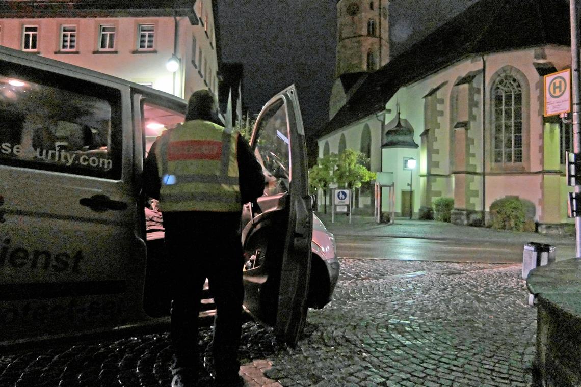 Dank City-Streife mehr Sicherheit in Gaildorf Die City-Streife an der Gaildorfer Stadtkirche. Vor allem an den Wochenenden patrouillieren Mitarbeiter der Gaildorfer Firma PST-Security in den Abendstunden durch die Innenstadt und sensible Bereiche wie Schulen, Parkanlagen und Spielplätze. Foto: PST