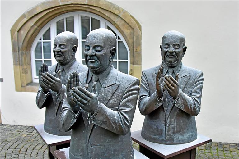 Die Claqueure vor dem Backnanger Rathaus. Archivfoto: Tobias Sellmaier
