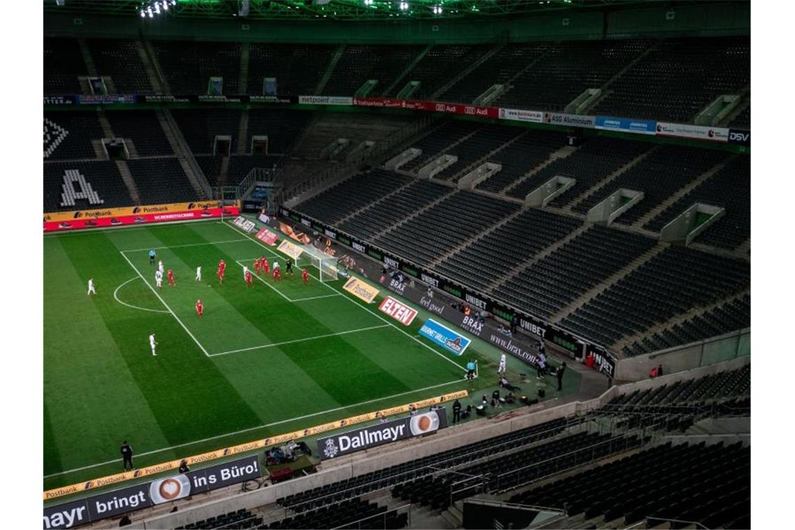 Die Clubs der Bundesliga und 2. Liga verlieren durch die Geisterspiele laut eines „Kicker“-Berichts mehr als 91 Millionen Euro. Foto: Fabian Strauch/dpa