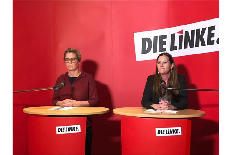 Die Co-Vorsitzenden der Linken Janine Wissler (r) und Susanne Hennig-Wellsow haben mit dem Parteivorstand über die Wahlschlappe gesprochen. Foto: Jörg Ratzsch/dpa