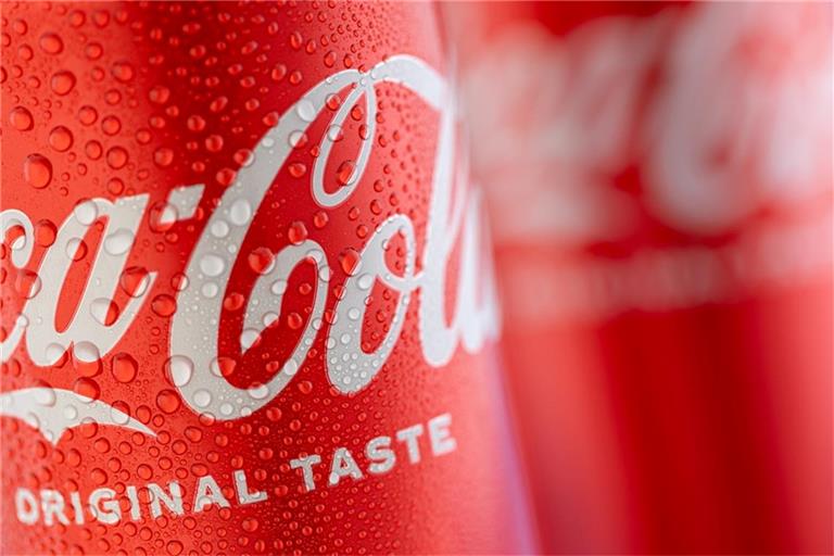 Die Coca-Cola-Aktie fällt um 4 %, nachdem gemischte Quartalszahlen und ein gedämpfter Ausblick für 2026 veröffentlicht wurden. Was steckt hinter dem Kursrückgang?