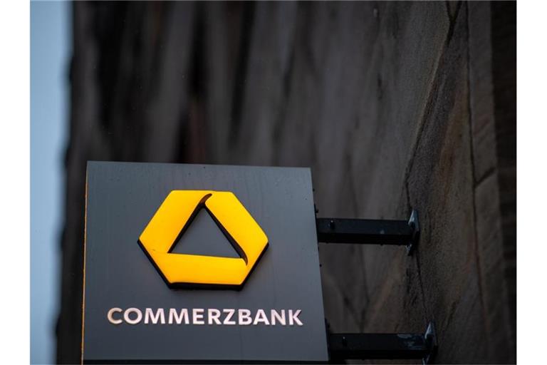 Die Commerzbank gibt weitere 340 Standorte auf. 200 Filialen, die während der Pandemie geschlossen waren, hatte die Bank erst gar nicht wieder geöffnet. Foto: Daniel Karmann/dpa